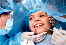 Doctores haciendo una cirugia en la boca a un paciente